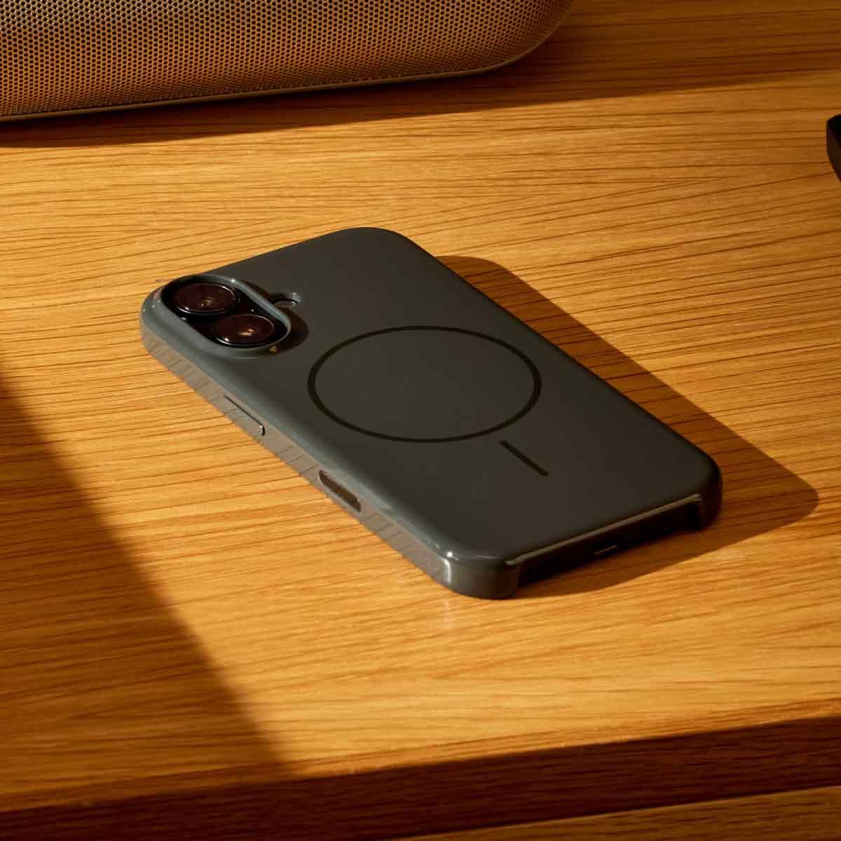 Apple เคส Beats พร้อม MagSafe สำหรับ iPhone 16  - สีมิดไนท์แบล็ค