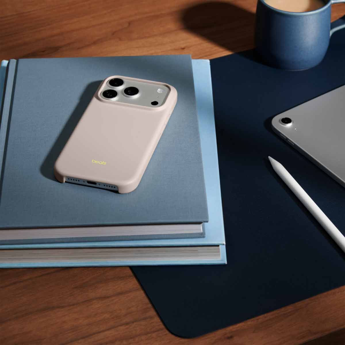 Apple เคส Beats พร้อม MagSafe และตัวควบคุมกล้องสำหรับ iPhone 17 Pro - สีเทาไลม์สโตน