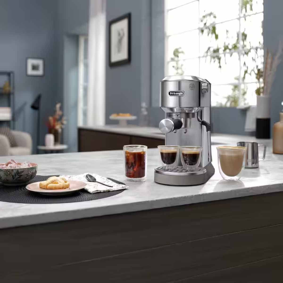 DELONGHI เครื่องชงกาแฟเอสเปรชโซ่ แรงดัน 15 บาร์ รุ่น EC890M