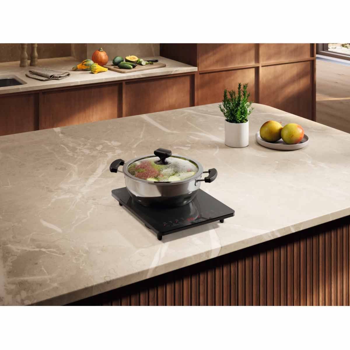 ELECTROLUX เตาแม่เหล็กไฟฟ้า2100W+หม้อสุกี้ รุ่น ETIS457CGA