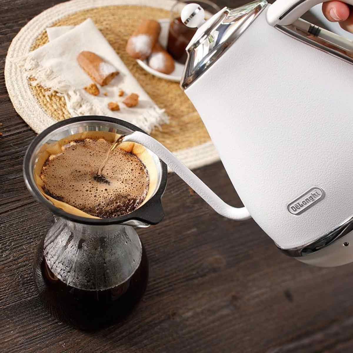 DELONGHI กาต้มน้ำไฟฟ้า1.7ลิตร สไตล์วินเทจ สีขาว รุ่น KBOE2030W