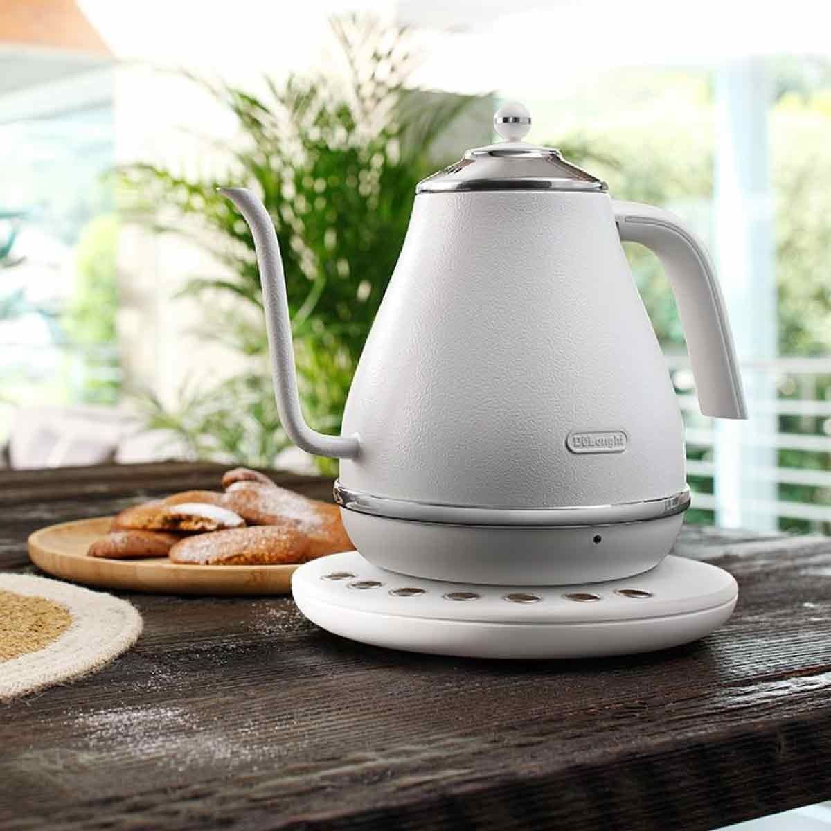 DELONGHI กาต้มน้ำไฟฟ้า1.7ลิตร สไตล์วินเทจ สีขาว รุ่น KBOE2030W