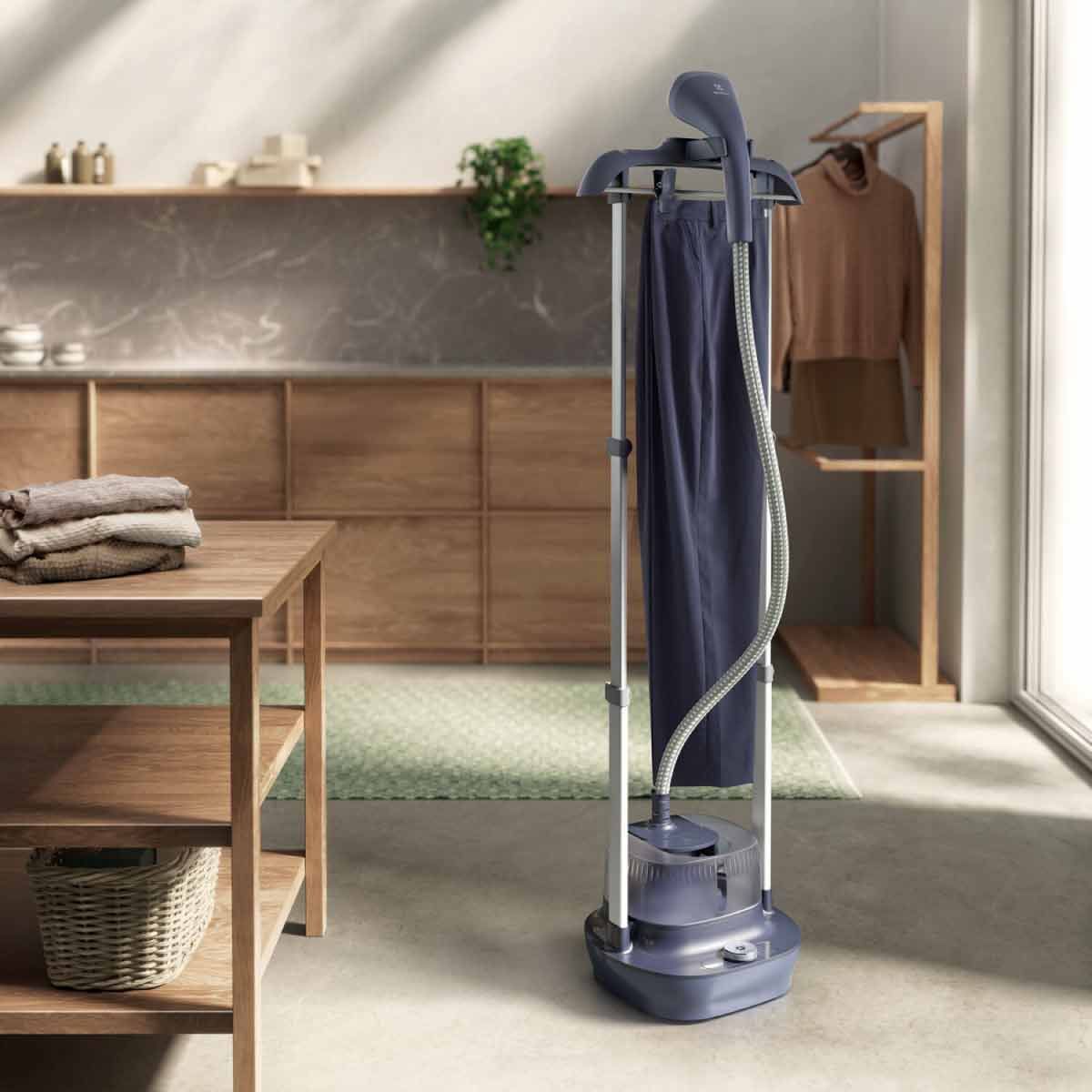 ELECTROLUX เตารีดถนอมผ้าไอน้ำ UltimateCare 300 กำลังไฟ 1800 วัตต์ รุ่น E3GS1-13MN
