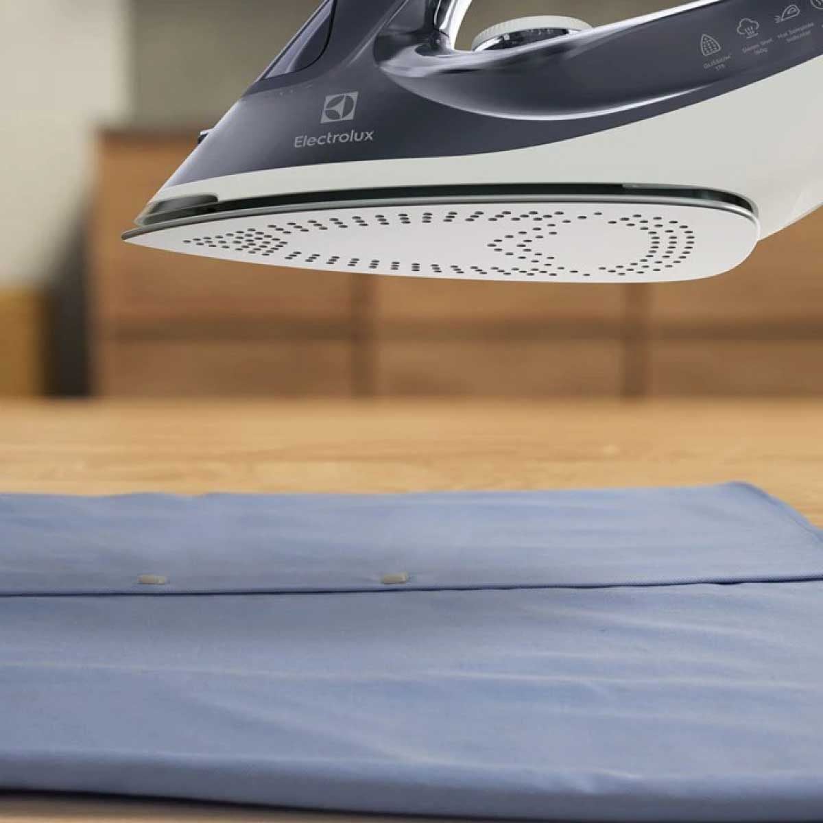 ELECTROLUX  เตารีดไอน้ำ 2400W รุ่น E6SI3-61NW