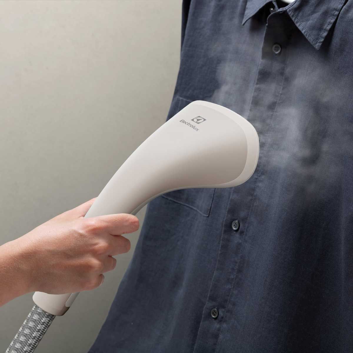 ELECTROLUX เตารีดแบบยืนรีด2000W รุ่นE7GS1-74OW