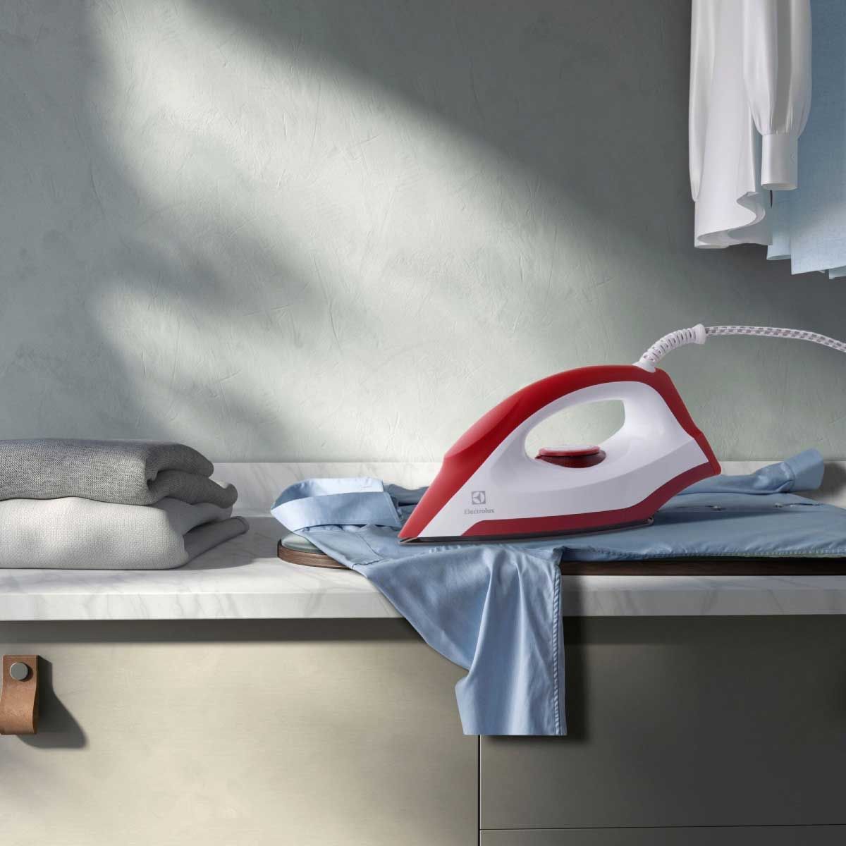 ELECTROLUX เตารีดแห้ง รุ่น EDI1004 กำลังไฟ 1,300 วัตต์