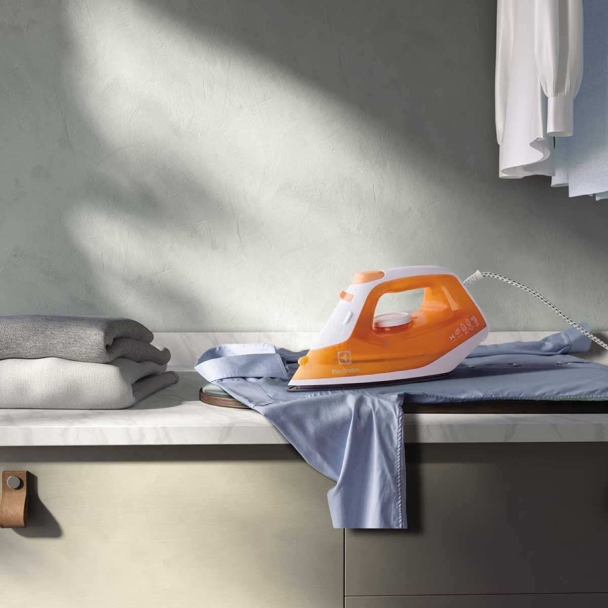ELECTROLUX เตารีดไอน้ำ รุ่น ESI-4007 กำลังไฟ 1,600 วัตต์ (สีส้ม)